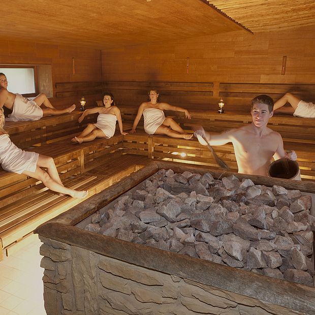 Innenansicht der Aufguss-Sauna mit entspannten Menschen
